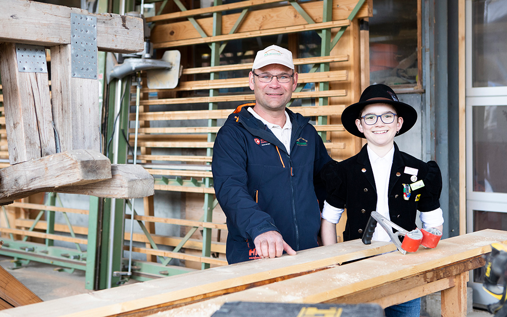 9. Il falegname Jean-Louis Rossier con il figlio Jimmy di nove anni: il valore aggiunto delle 50 nuove panchine in legno rimane nel villaggio.